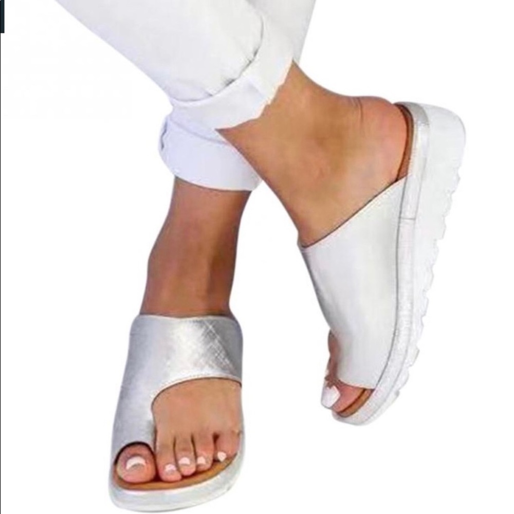 New!!Women’s Silver fashion beach slippers size 9